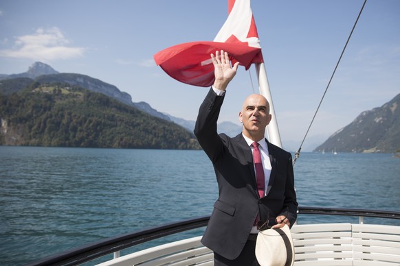 Bundespraesident Alain Berset faehrt mit dem Schiff von Brunnen zur 1. August-Feier auf dem Ruetli, am Mittwoch, 1. August 2018. (KEYSTONE/Peter Klaunzer)