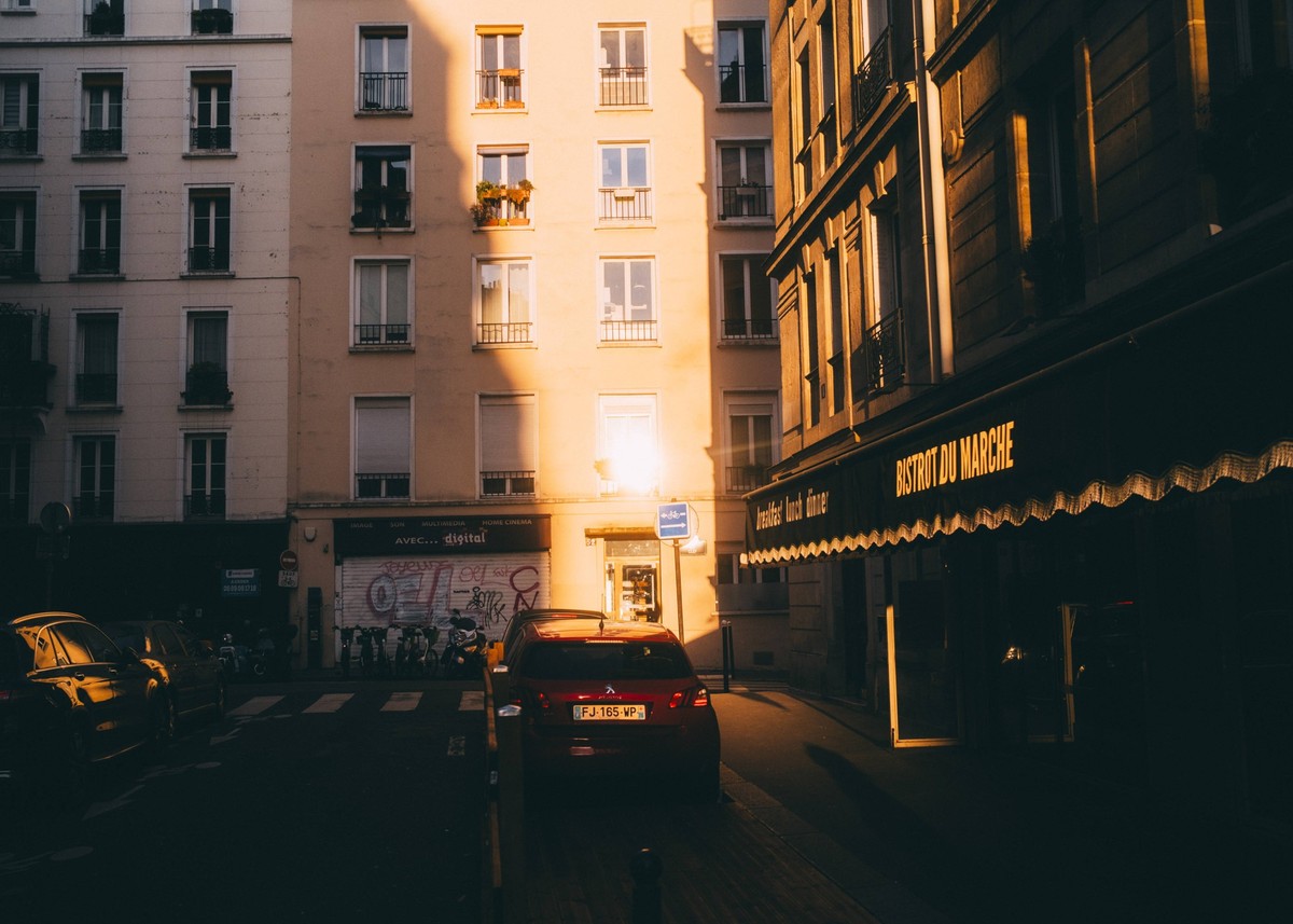 Travelpictures Paris Paris, 02.04.2024: Travelpictures, Sunset makes some houses shine golden. *** Travelpictures Paris Paris, 02 04 2024 Travelpictures, Sunset makes some houses shine golden