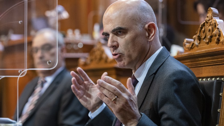 Bundesrat Alain Berset , rechts, spricht neben seinem Kollegen Guy Parmelin an der Ausserordentlichen Session, an der Herbstsession der Eidgenoessischen Raete, am Mittwoch, 9. September 2020 im Staend ...