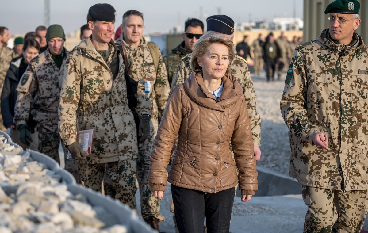 epa06398087 Germany's acting Defence Minister Ursula von der Leyen (C) has a walk with German 'Bundeswehr' army officers at Camp Marmal in Mazar-e-Sharif, Afghanistan, 19 December 2017. ...