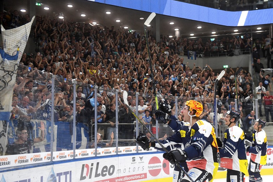 Ambri's players celebrate the victory with fans during the match of National League Swiss Championship 2021/22 between HC Ambri Piotta and HC Fribourg-Gotteron at the ice stadium Gottardo Arena, Switz ...