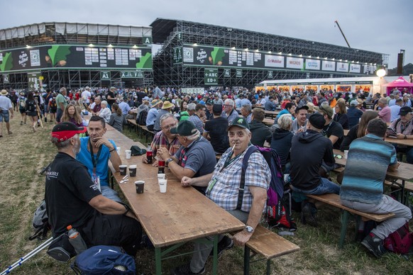 Die Schwinger Fans treffen ein, vor dem 1. Gang am Eidgenoessischen Schwing- und Aelplerfest (ESAF) in Pratteln, am Samstag, 27. August 2022. (KEYSTONE/Urs Flueeler).