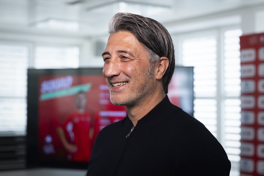 Murat Yakin, Cheftrainer der Schweizer Fussball Nationalmannschaft, gibt ein Interview bei der Praesentation des Kaders fuer die Spiele der Nationalmannschaft gegen Deuschland und Norwegen, am Donners ...