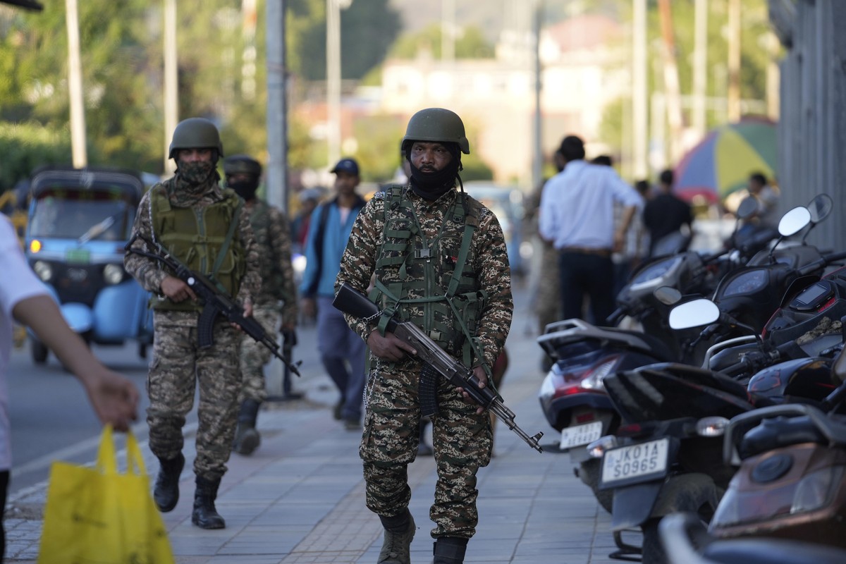 Indian paramilitary soldiers patrol as they guard at a busy market in Srinagar, Indian controlled Kashmir, Tuesday, April 29, 2025. (AP Photo/Mukhtar Khan)
India Pakistan Kashmir