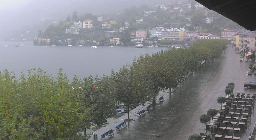 Regen und Wolken in der Sonnenstube: Die Seepromenade in Ascona präsentiert sich am Montagmittag grau und nass.&nbsp;