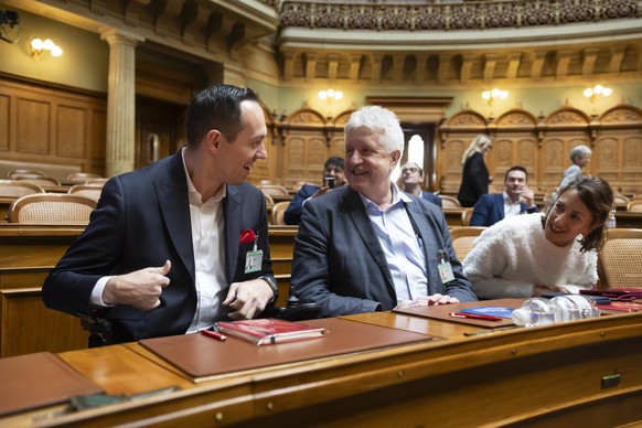 Die neu gewaehlten Ratsmitglieder Islam Alijaj, SP-ZH, Erich Vontobel, EDU-ZH, und Jessica Jaccoud, SP-VD, von links, unterhalten sich beim Empfangstag der neu gewaehlten Ratsmitglieder, am Freitag, 2 ...