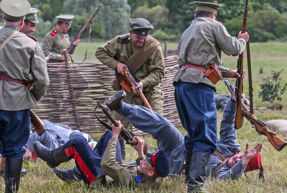 epa04289334 Members of a Russian historical military club re-enact a World War I (WWI) battle during the 16th Annual Military-historical festival 'Dushonovskie maneuver' near the village Dus ...