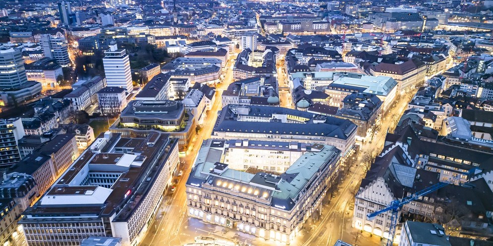 Viele Menschen zieht es zum Arbeiten nach Zürich.