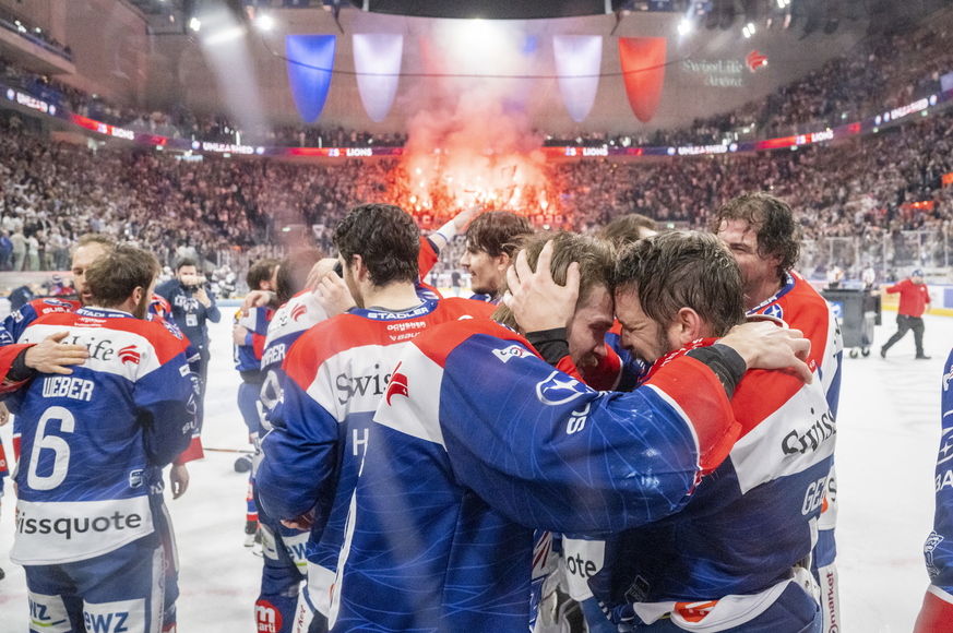 ZSC_ Team jubelt vor Pyros