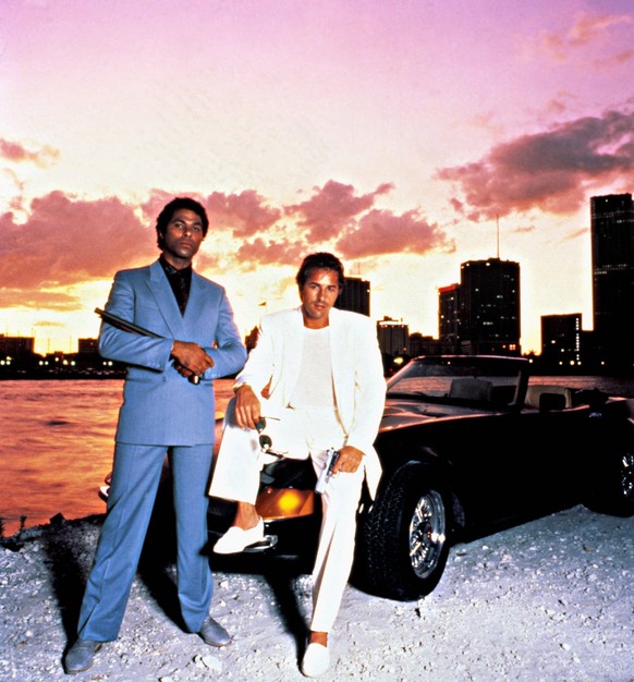 MIAMI VICE, Don Johnson, Philip Michael Thomas, 1984-1989. Courtesy Everett Collection ACHTUNG AUFNAHMEDATUM GESCHÄTZT PUBLICATIONxINxGERxSUIxAUTxONLY Copyright: xCourtesyxEverettxCollectionx TSDMIVI  ...