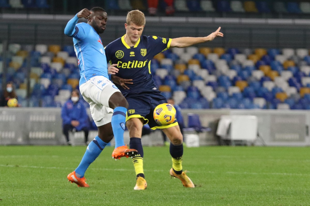 epa08978494 Napoli's defender Kalidou Koulibaly (L) in action during the Italian Serie A soccer match between SSC Napoli and Parma Calcio at the Diego Armando Maradona stadium in Naples, Italy, 3 ...