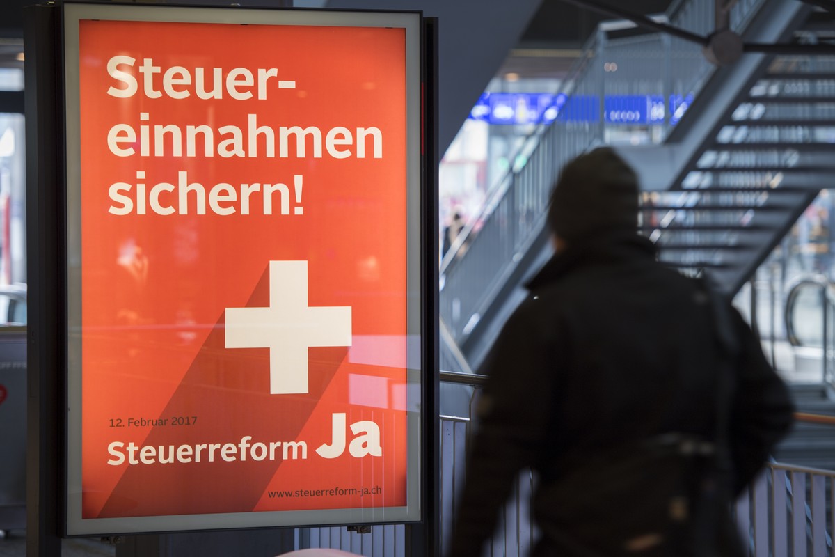 Ein Plakat mit der Botschaft "Steuerreform JA" fuer die naechste Volksabstimmung vom 12. Februar 2017, fotografiert am Mittwoch, 1. Februar 2017 im Bahnhof in Bern. (KEYSTONE/Anthony Anex)