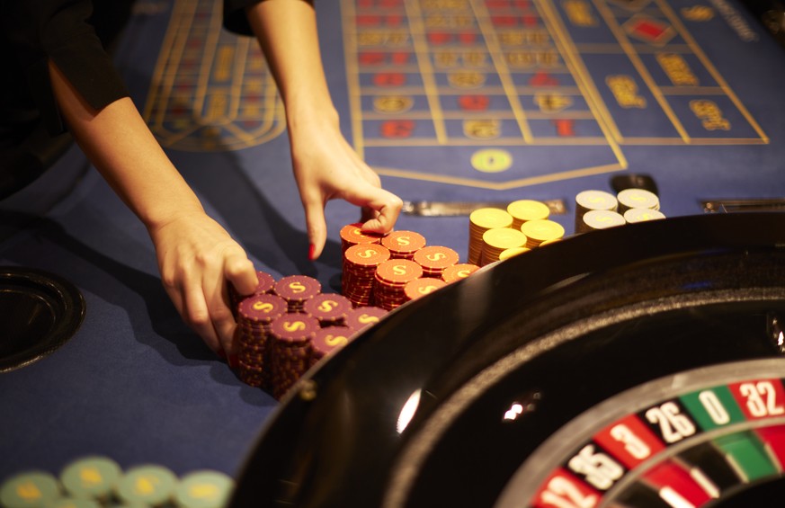 Neue Umfrage zeigt: Geldspielgesetz auf der Kippe – Nein-Trend bei Vollgeld-Initiative