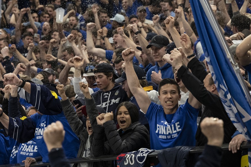 Die Zuger Fans jubeln zum 2:1 Tor im siebten Playoff-Final Eishockeyspiel der National League zwischen dem EV Zug und ZSC Lions am Sonntag, 1. Mai 2022, in der Bossard Arena in Zug. (KEYSTONE/Ennio Le ...