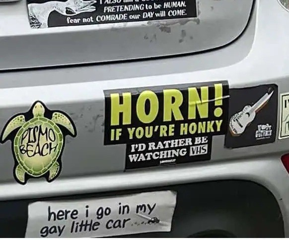 Okay bei diesen Autoaufklebern mussten wir lachen. 
https://pleated-jeans.com/2024/09/18/hilarious-bumper-stickers/