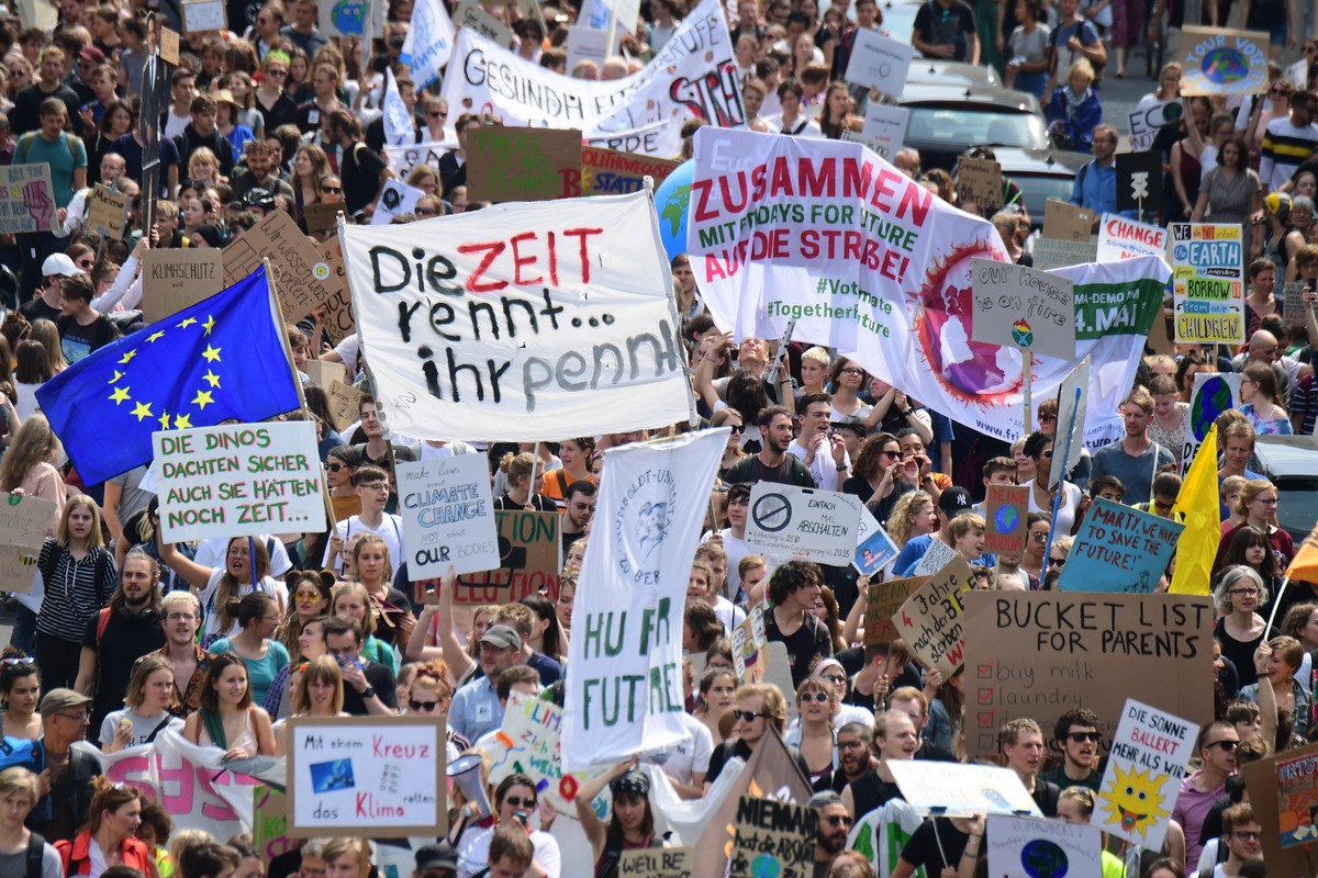 epa07597031 Protesters demonstrate during a 'Fridays for Future' demonstration in front of the Brandenburg Gate in Berlin, Germany, 24 May 2019. The growing 'Fridays for Future' mo ...