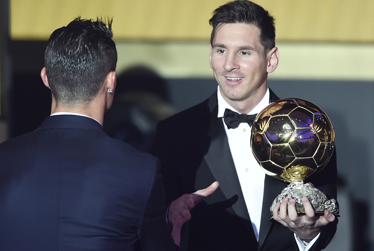 JAHRESRUECKBLICK 2016 - SPORT - Argentina's Lionel Messi, right, speaks with Portugal's Cristiano Ronaldo, left, after winning the FIFA Men's soccer player of the year 2015 prize during ...
