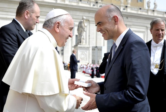 «Lieben heisst alles geben»: Titel des Buches, welches Bundesrat Berset dem Papst überreichte.