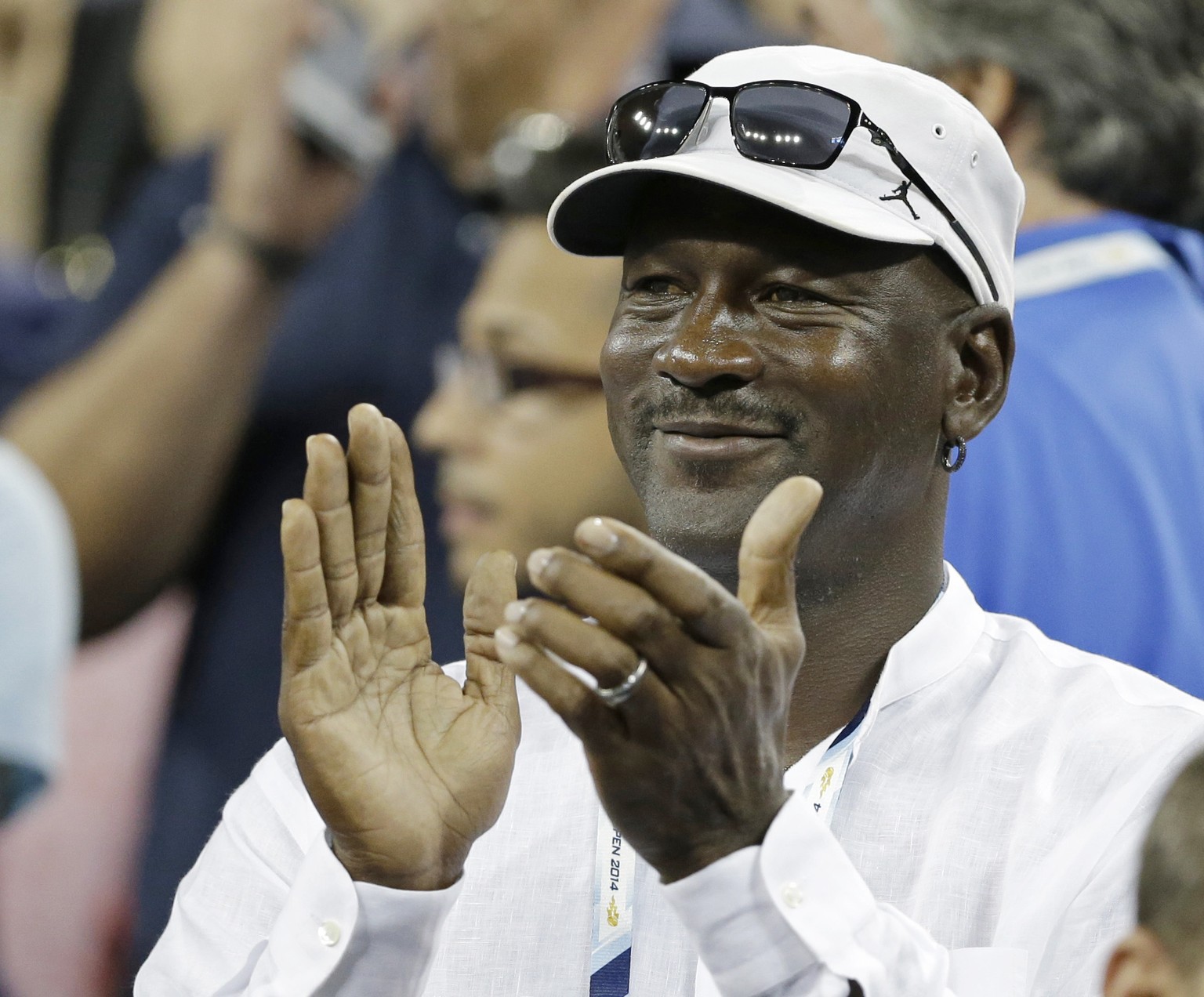 Michael Jordan applaudiert nach Federers Sieg.