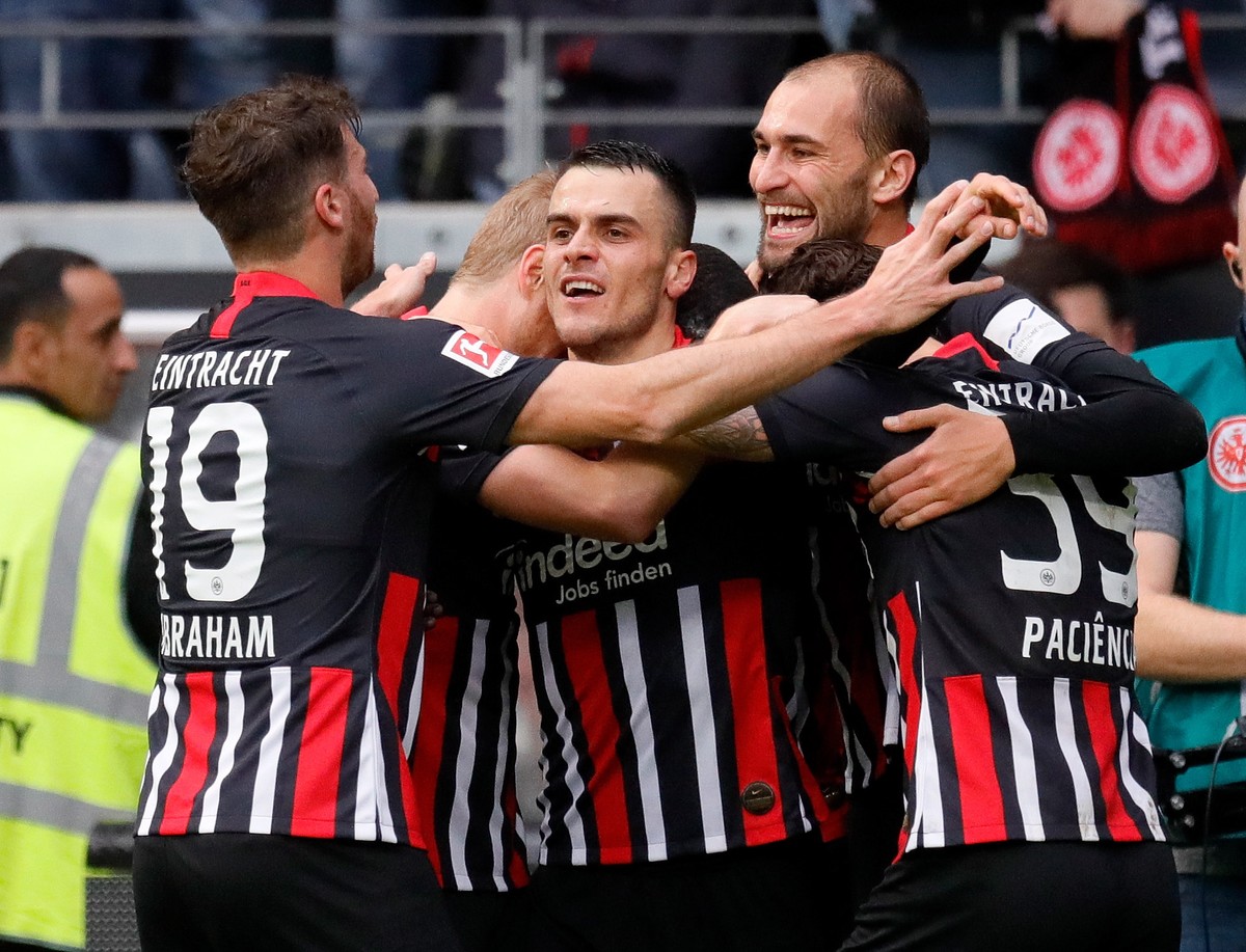 epa07966866 Frankfurt's Filip Kostic (C) celebrates with teammates after scoring the opening goal during the German Bundesliga soccer match between Eintracht Frankfurt and FC Bayern Munich in Fra ...