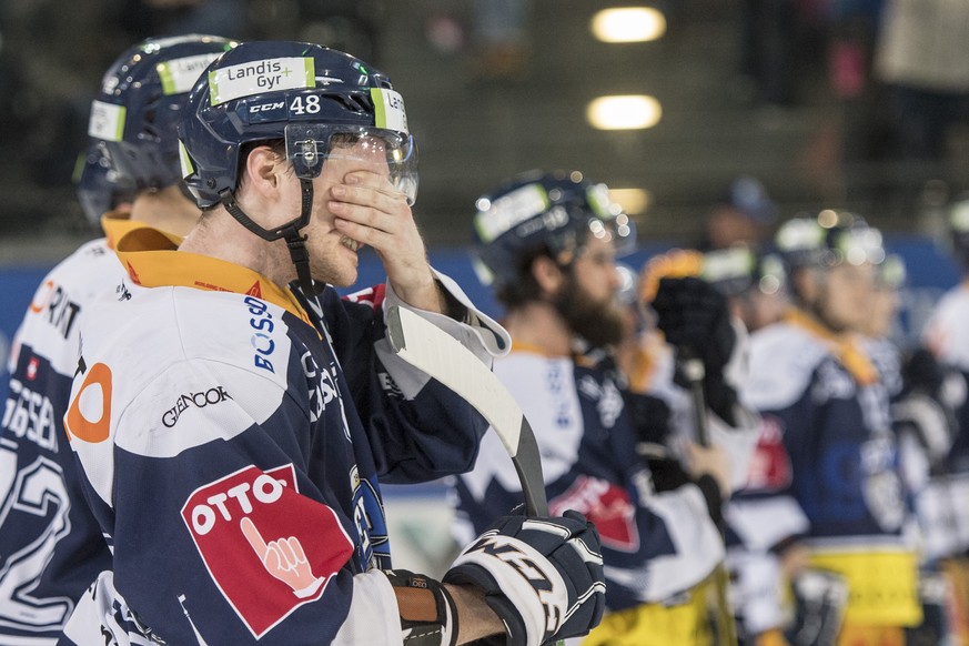 Die Zuger mit Carl Klingberg nach dem Spiel beim dritten Eishockey Playoff-Viertelfinalspiel der National League zwischen dem EV Zug und den ZSC Lions, am Donnerstag, 15. Maerz 2018, in der Bossard Ar ...