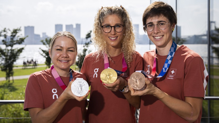 epa09373012 (L-R) Mountainbike silver medalist Sina Frei, gold medalist Jolanda Neff and bronze medalist Linda Indergand, all of Switzerland, pose to present their respective medals they won at the To ...