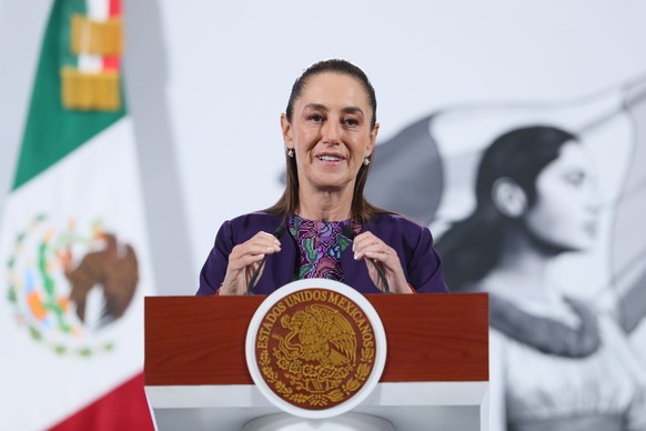 epa12493323 Mexican President Claudia Sheinbaum speaks during a press conference at the National Palace in Mexico City, Mexico, 30 October 2025. EPA/MARIO GUZMAN