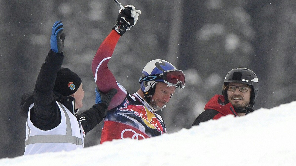 Zunächst kann Svindal Entwarnung geben, doch am Abend wird festgestellt, dass sein Kreuzband gerissen ist.