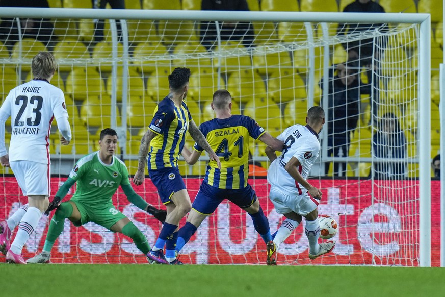 Frankfurt&#039;s Djibril Sow, right, scores the opening goal during the Europa League group D soccer match between Fenerbahce and Eintracht Frankfurt at Sukru Saracoglu stadium in Istanbul, Turkey, Th ...