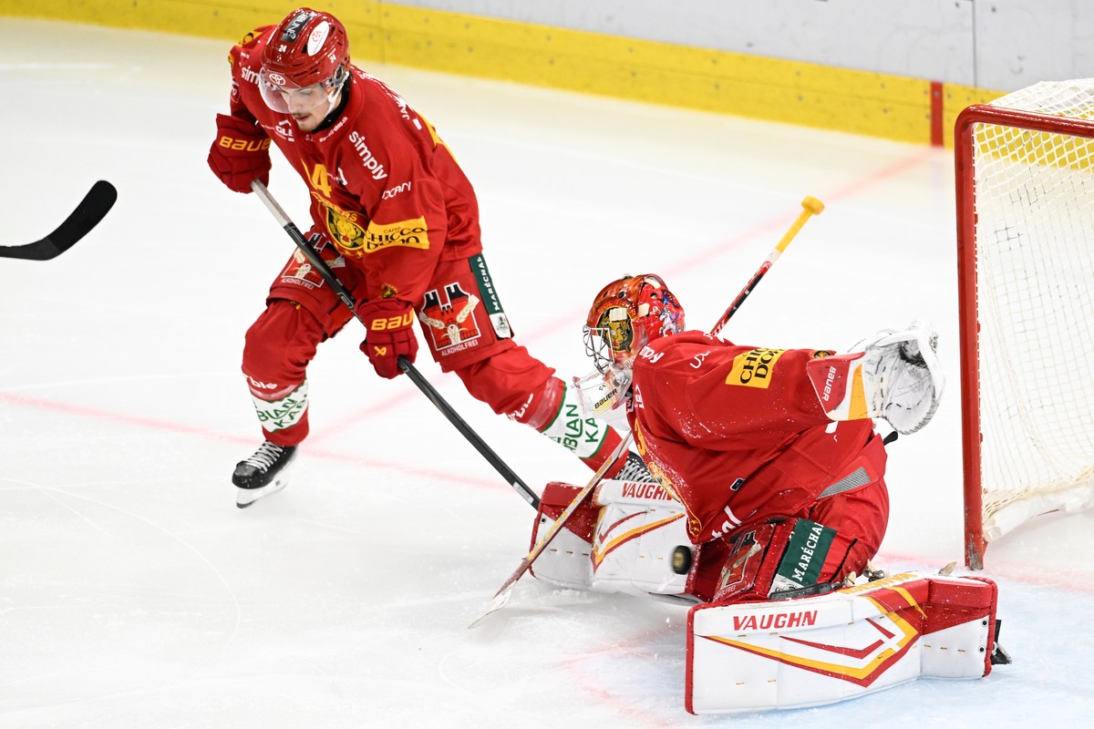 Tigers Noah Meier, links, und Goalie Luca Boltshauser, im Kampf um den Puck beim Eishockey-Qualifikationsspiel der National League, zwischen den SCL Tigers und den ZSC Lions, am Dienstag, 16. Septembe ...