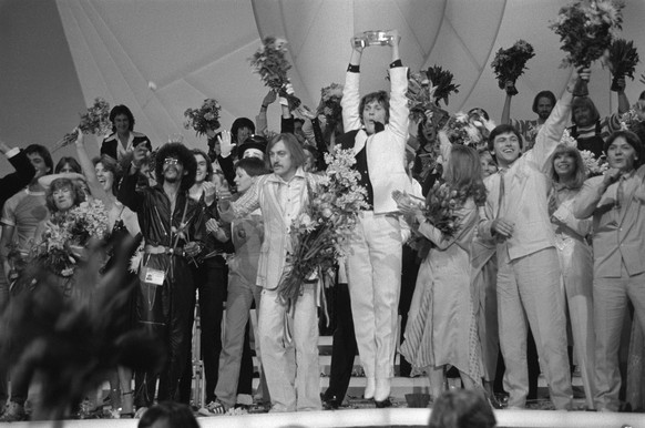 Anefo photo collection. Eurovision Song Contest 1980 The Hague Winner Johnny Logan in the flowers. April 19, 1980. The Hague, South Holland Copyright: xpiemagsx pienatarchpart417102021-33263 ACHTUNG A ...
