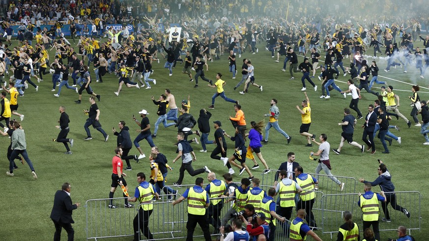 Berner Fans stuermen den Platz nach dem Super League Spiel zwischen dem BSC Young Boys Bern und dem FC Luzern, am Samstag, 28. April 2018 im Stade de Suisse in Bern. (KEYSTONE/Peter Klaunzer)