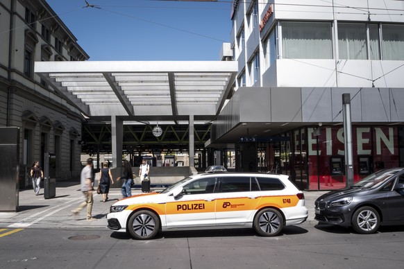 KEYPIX - Ein Fahrzeug der Polizei steht vor dem Bahnhof nachdem ein 31-jaeriger Schweizer mehrere Personen mit einer Stichwaffe am Bahnhof Winterthur angegriffen hat am Donnerstag, 28. Mai 2026 in Win ...
