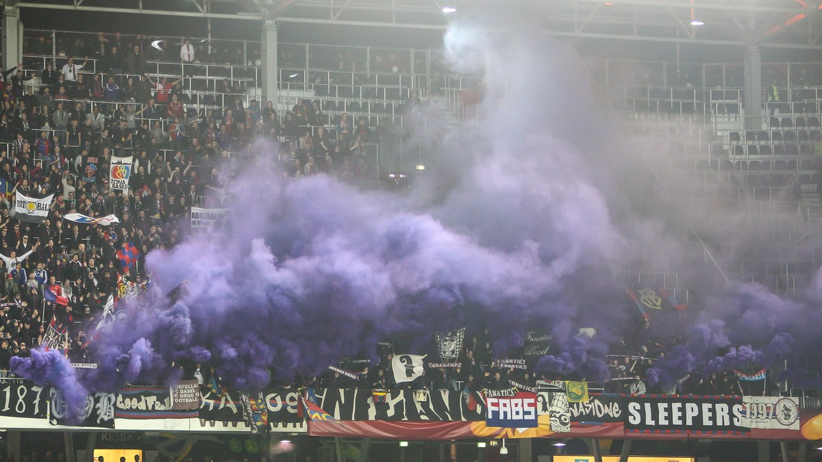Für diesen violetten Rauch büsst der FC Basel mit einem Geisterspiel