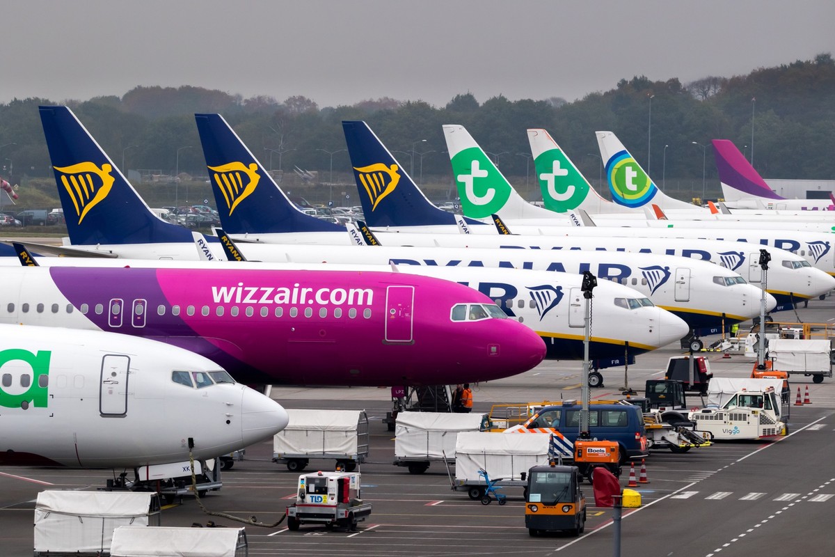 Low-cost airline passenger planes on the tarmac of Eindhoven Airport. The Netherlands - October 25, 2017, Low-cost airline passenger planes on the tarmac of Eindhoven Airport. The Netherlands - Octobe ...