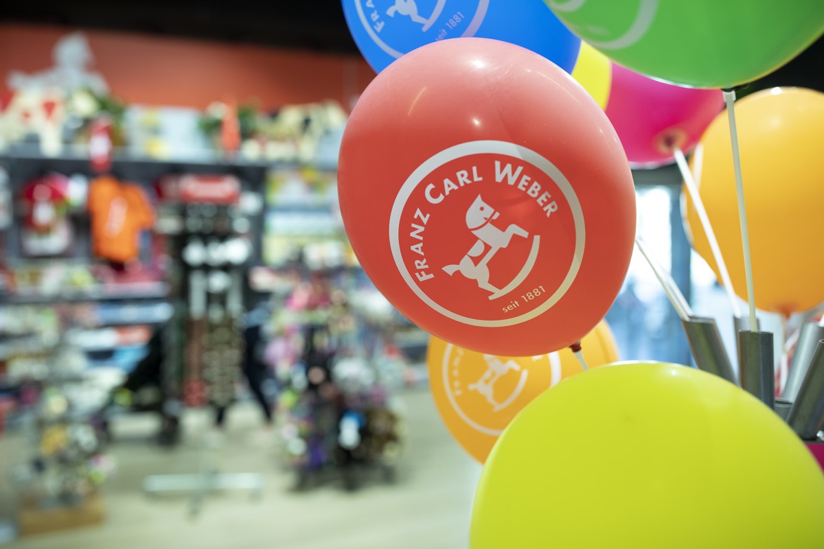 ARCHIVBILD --- ZUM VERKAUF DES SPIELWARENHAENDLERS FRANZ CARL WEBER STELLEN WIR IHNEN FOLGENDES BILD ZUR VERFUEGUNG --- Inside the toy shop Franz Carl Weber on Bahnhofplatz 9 in Zurich, Switzerland, o ...