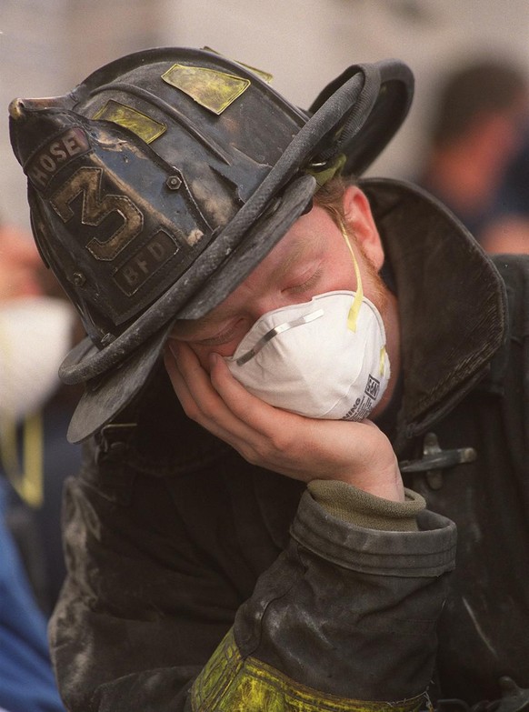 USA SEPT11 ANSCHLAG WORLD TRADE CENTER
Bill Fennelly, ein freiwilliger Feuerwehrmann aus Baldwin, NY, hält am Donnerstagmorgen, 13. September 2001, beim Einsturz des World Trade Centers in New York fü ...