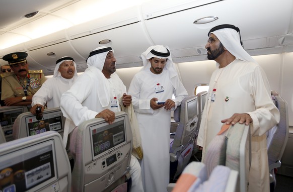 Diese Airlines haben Geld, viel Geld: Scheich Mohammed bin Rashid al-Maktoum, Herrscher des Emirats Dubai und Premier, Verteidigungsminister sowie Vizepräsident der Vereinigten Arabischen Emirate, spricht&nbsp;mit Scheich Ahmed bin Saeed Al Maktoum, Verwaltungsratsvorsitzender der Emirates Airline, während einer Tour auf dem Airbus A380 im November 2015.
