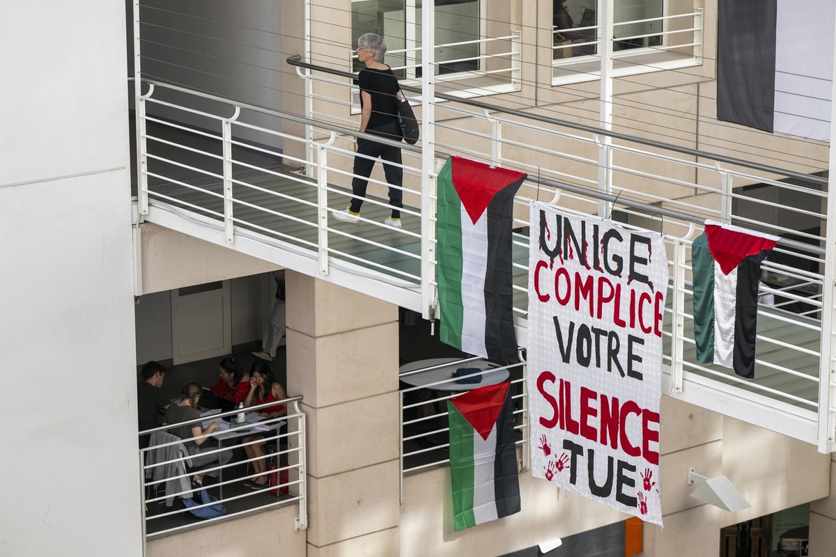 Des etudiants et militants pro-palestiniens occupent toujours le hall principale du batiment d'Uni-Mail de l'Universite de Geneve (UNIGE) et participent a une reunion et debat, ce samedi 11  ...