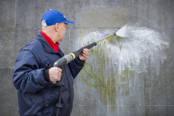 Ein Mitarbeiter der Stadt reinigt mit dem neuen Graffitischutz-System, das sowohl den Anspruechen des Gebaeudeunterhalts, der Denkmalpflege wie auch des Gewaesserschutzes entspricht, aufgenommen am Do ...