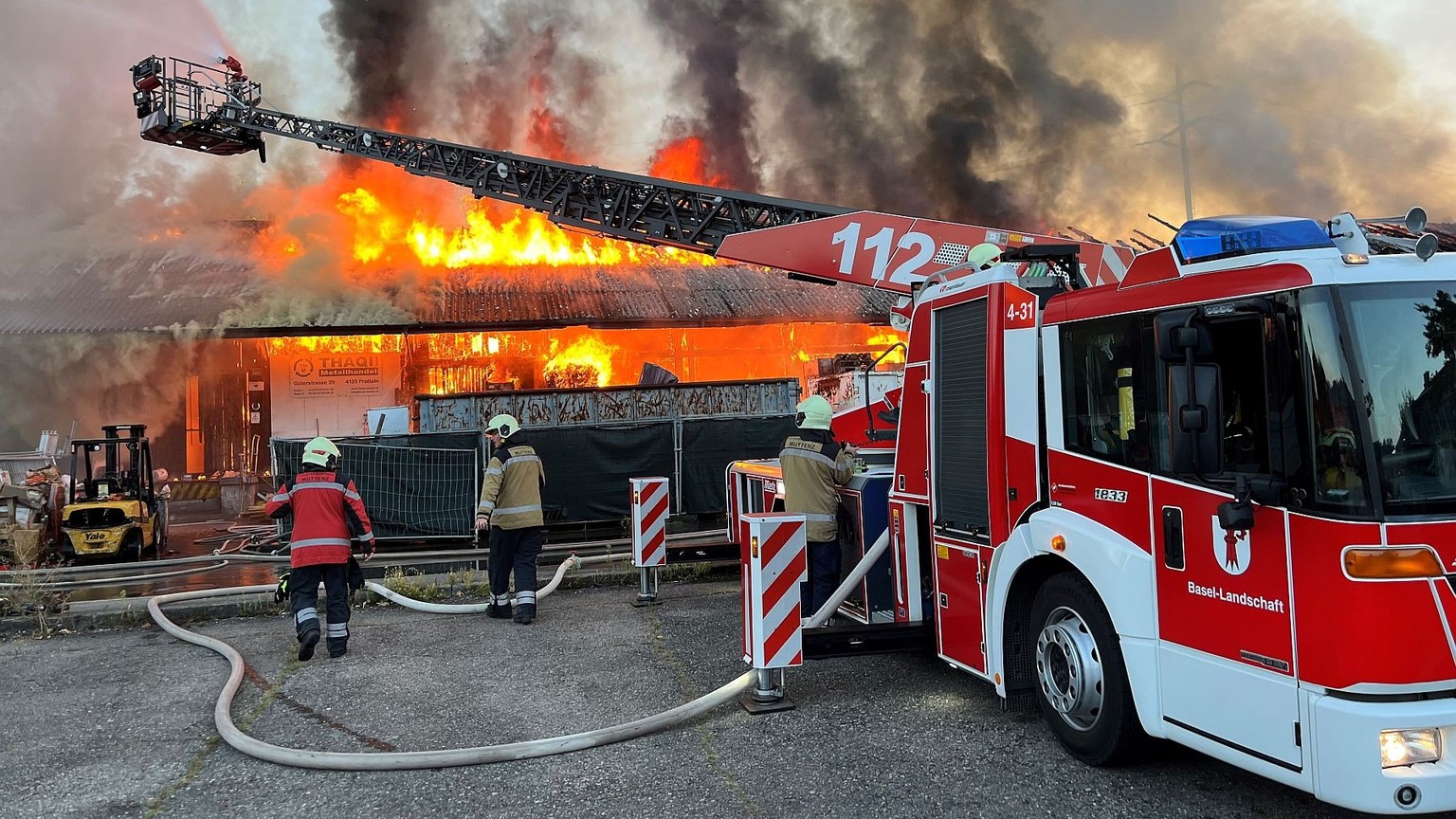 In Pratteln BL ist am 21.08.2023 ein Gewerbegebäude in der Nähe des Bahnhofs in Brand geraten.
