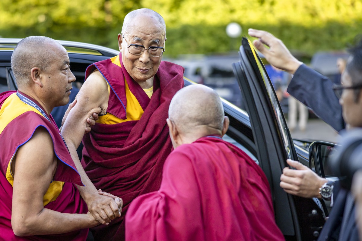epa11561882 Tibetan spiritual leader, the Dalai Lama, Tenzin Gyatso (C) is helped by monks as he arrives for a visit at a Hotel in Opfikon, outside Zurich, Switzerland, 23 August 2024. The Dalai Lama  ...