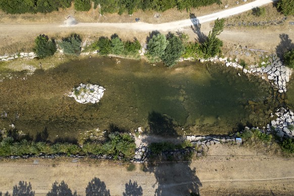KEYPIX - Luftaufnahme der gesperrten Birs in Basel, am Mittwoch, 24. Juni 2026. Um den Stress fuer die Fische zu minimieren und einem Fischsterben vorzubeugen, hat das Amt fuer Wald und Wild beider Ba ...