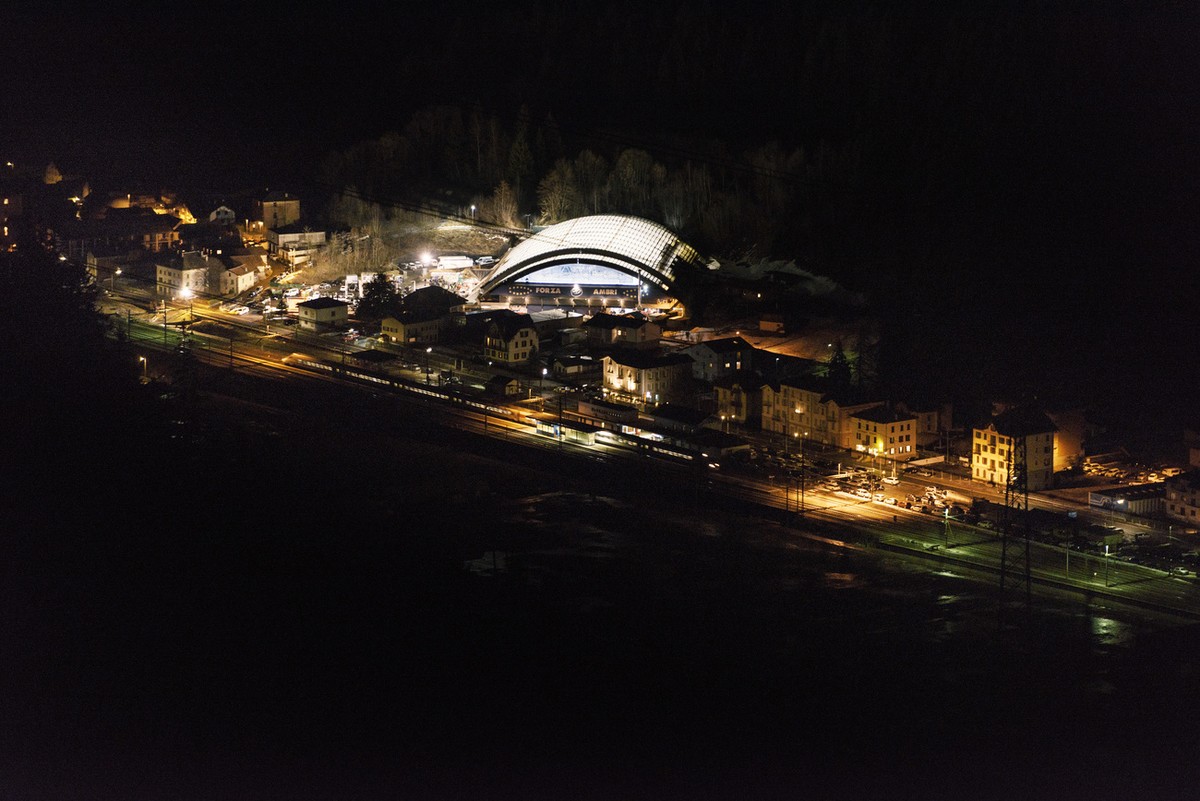 The illuminated ice hockey stadium Valascia before the home game of HC Ambri-Piotta against HC Davos in Ambri/Quinto, Canton Ticino, on February 5, 2016. (KEYSTONE/Christian Beutler)

Die beleuchtete  ...