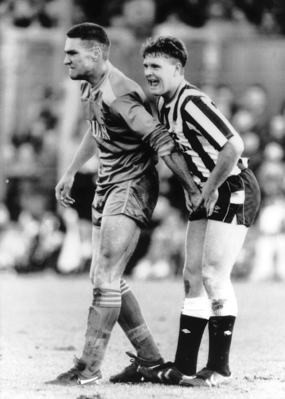 «Ich schwör Schiri, ich hab nichts gemacht!»&nbsp;Paul Gascoigne wird von Vinnie Jones begrapscht.