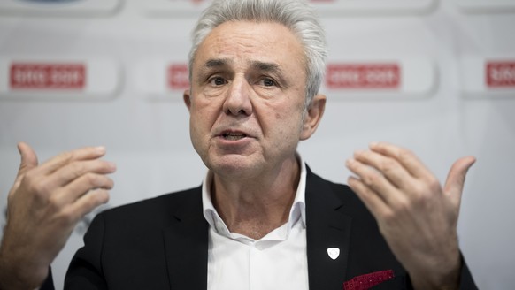 Urs Kessler, Praesident Swiss Ice Hockey Federation spricht ueber seine Bilanz nach 100 Tagen im Amt an der Medienkonferenz der Swiss Ice Hockey Federation (SIHF) am Mittwoch, 3. Dezember 2025 im Hote ...
