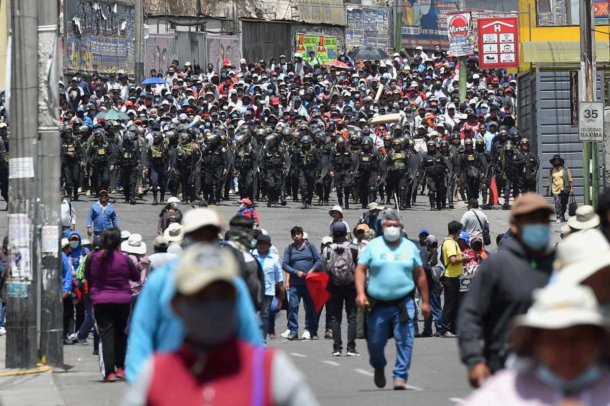 epa10365706 Police officers watch over a demonstration by supporters of deposed President Pedro Castillo, in Arequipa, Peru, 14 December 2022. The Peruvian Government declared on 14 December a state o ...