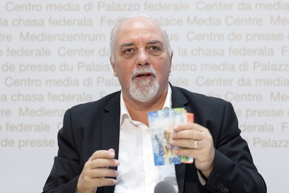 KEYPIX - Richard Koller, Initiator der Initiative "Bargeld ist Freiheit", spricht waehrend einer Medienkonferenz des Komitees der Volksinitiative "Ja zu einer unabhaengigen, freien Schw ...