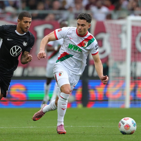 04.10.2025, 1. Bundesliga , FC Augsburg vs VfL Wolfsburg, WWK Arena Augsburg , Fussball, im Bild: Vini Souza VfL Wolfsburg vs Fabian Rieder FC Augsburg *** 04 10 2025, 1 Bundesliga , FC Augsburg vs Vf ...