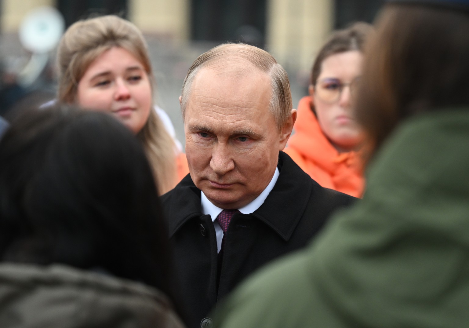 epa10285656 Russian President Vladimir Putin (C) and members of Russian youth organizations attend a laying flowers ceremony to the monument to Kuzma Minin and Dmitry Pozharsky on the National Unity D ...